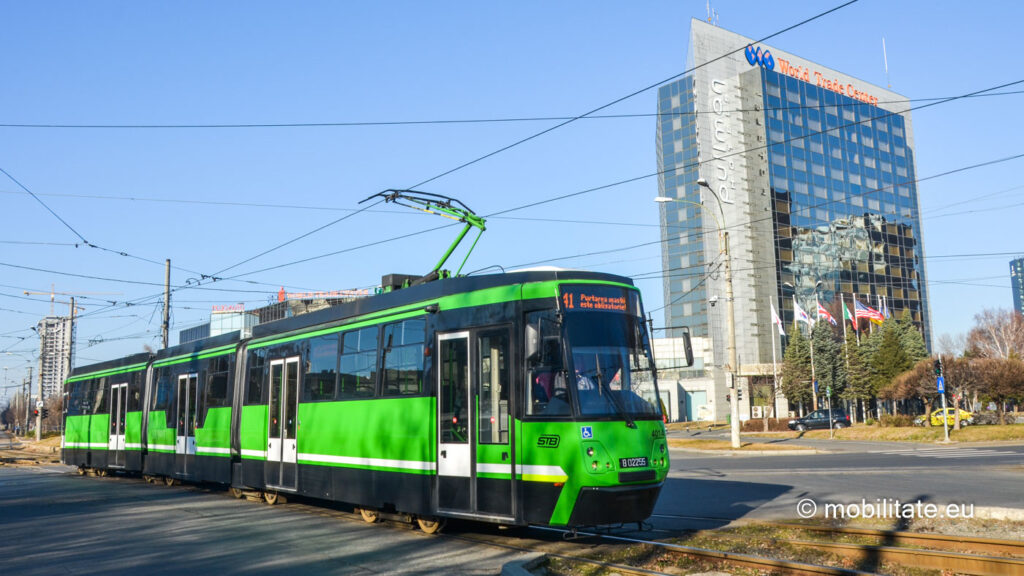 Curățare facilă a tramvaielor STB cu vopseaua Antigrafitti Chimtitan — 1